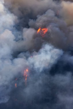 BC Orman Ateşi ve Duman, sıcak ve güneşli bir yaz gününde Umut 'un yakınındaki dağın üzerinde. British Columbia, Kanada. Vahşi yangın doğal afet
