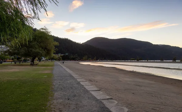 湖边的一个旅游小镇 风景秀丽 风景秀丽 夏日日落的天空 加拿大不列颠哥伦比亚省哈里森温泉 — 图库照片