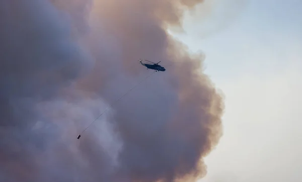 Wildfire Service Helicóptero Volando Sobre Forest Fire Smoke Montaña Cerca — Foto de Stock