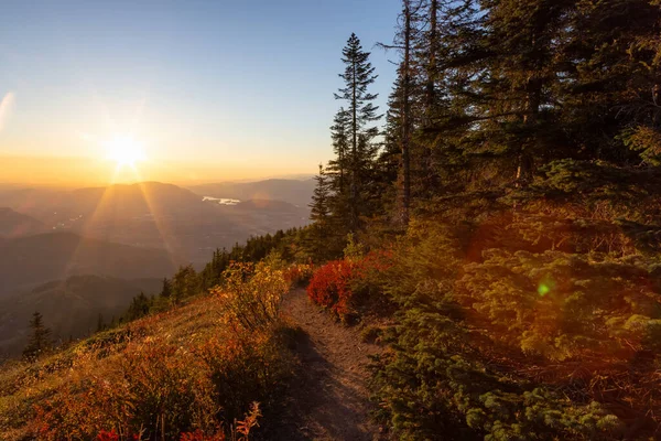 Kanadyjski Krajobraz Jesiennymi Kolorami Podczas Słonecznego Zachodu Słońca Elk Mountain — Zdjęcie stockowe