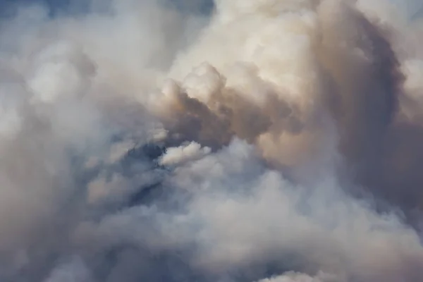 Лесной Пожар Дым Над Горой Возле Надежды Жаркий Летний День — стоковое фото