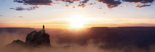 Epic Adventure Composite Von Man Hiker Auf Einem Felsigen Berg — Stockfoto