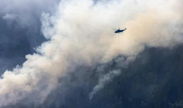 Вертолет Wildfire Service Пролетает Над Лесным Пожаром Дымом Горах Возле — стоковое фото