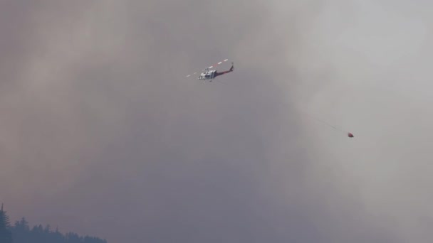 Wildfire Service Helikopter Vliegt Forest Fire Smoke Berg Bij Hope — Stockvideo