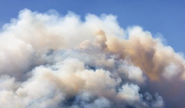 BC Orman Ateşi ve Duman, sıcak ve güneşli bir yaz gününde Umut 'un yakınındaki dağın üzerinde. British Columbia, Kanada. Vahşi yangın doğal afet