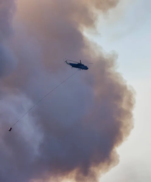 Śmigłowiec Wildfire Service Latający Nad Forest Fire Smoke Górze Pobliżu — Zdjęcie stockowe