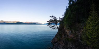 Harrison Gölü üzerindeki Kanada Dağları 'nın hava panoramik manzarası. Güneşli Sabah Gündoğumu. British Columbia, Kanada. Doğa Arkaplan Panoraması