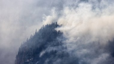 BC Orman Ateşi ve Duman, sıcak ve güneşli bir yaz gününde Umut 'un yakınındaki dağın üzerinde. British Columbia, Kanada. Vahşi yangın doğal afet