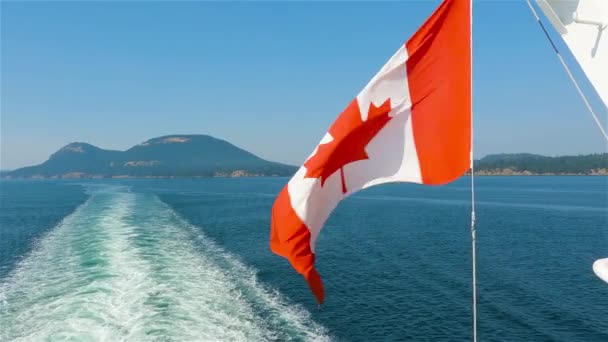 Bandeira Nacional Canadense Navio Que Viaja Perto Vancouver Island Colúmbia — Vídeo de Stock