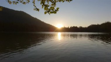 Kanada Doğa Manzarası 'nın üzerinde güneşli bir gün batımı. Hicks Lake, Sasquatch İl Parkı Harrison Hot Springs, British Columbia, Kanada yakınlarında. Geçmişi. Yavaş Hareket