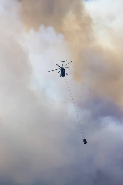 Hubschrauber Der Feuerwehr Fliegen Einem Heißen Sonnigen Sommertag Über Forest — Stockfoto