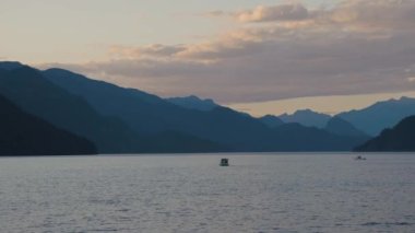 Kanada Dağ manzaralı göl kıyısında küçük bir turistik kasaba. Güneşli Yaz Günbatımı Gökyüzü. Harrison Kaplıcaları, British Columbia, Kanada.