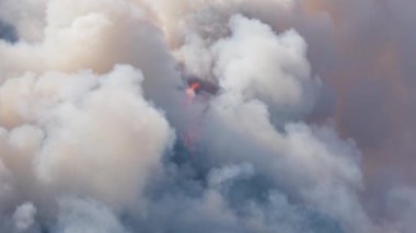 BC Orman Ateşi ve Duman, sıcak ve güneşli bir yaz gününde Umut 'un yakınındaki dağın üzerinde. British Columbia, Kanada. Vahşi ateş doğal felaket. Yavaş Hareket