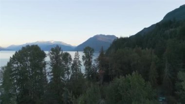 Harrison Gölü üzerindeki Kanada Dağları 'nın hava panoramik manzarası. Güneşli Sabah Gündoğumu. British Columbia, Kanada. Doğa Arkaplan Panoraması