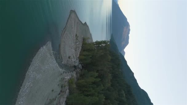 哈里森湖上加拿大高山景观的空中全景 晨光初升 不列颠哥伦比亚省 加拿大 自然背景 垂直录像 — 图库视频影像