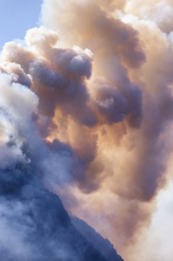 BC Orman Ateşi ve Duman, sıcak ve güneşli bir yaz gününde Umut 'un yakınındaki dağın üzerinde. British Columbia, Kanada. Vahşi yangın doğal afet
