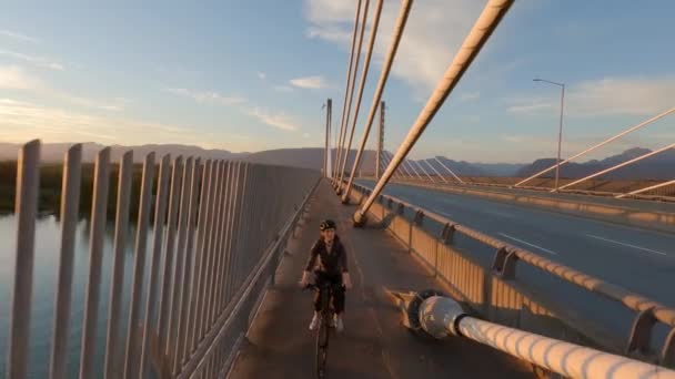Mujer Bicicleta Carril Bici Sobre Puente Orejas Doradas Sobre Río — Vídeos de Stock