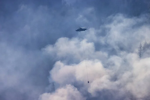 野生の消防ヘリコプターは 暑い晴れた夏の日の間 希望の近くの山のBc森林火災と煙を飛んでいます カナダのブリティッシュコロンビア州 自然災害 — ストック写真
