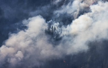 BC Orman Ateşi ve Duman, sıcak ve güneşli bir yaz gününde Umut 'un yakınındaki dağın üzerinde. British Columbia, Kanada. Vahşi yangın doğal afet