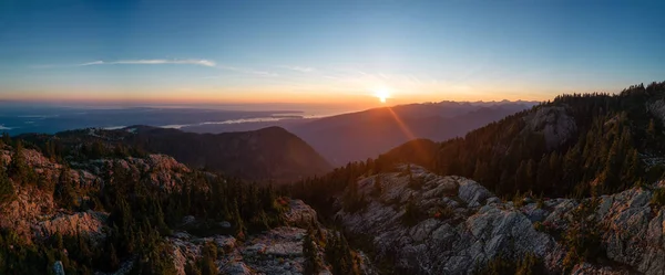 Скалистая Вершина Канадского Горного Пейзажа Солнечное Закатное Небо Вершина Горы — стоковое фото