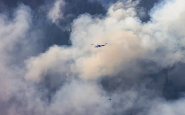 Sıcak Bir Yaz Günü Hope Yakınlarındaki Dağda Orman Yangını Dumanı — Stok fotoğraf