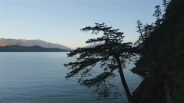 Harrison Gölü üzerindeki Kanada Dağları 'nın hava panoramik manzarası. Güneşli Sabah Gündoğumu. British Columbia, Kanada. Doğa Arkaplan Panoraması
