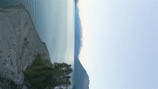 哈里森湖上加拿大高山景观的空中全景 晨光初升 不列颠哥伦比亚省 加拿大 自然背景 垂直录像 — 图库视频影像