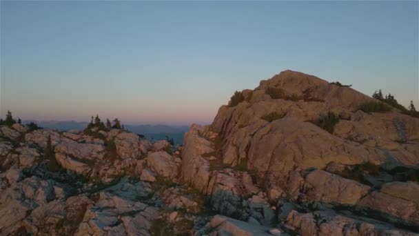 Felsiger Gipfel Der Kanadischen Berglandschaft Sonniger Abendhimmel Der Nähe Von — Stockvideo