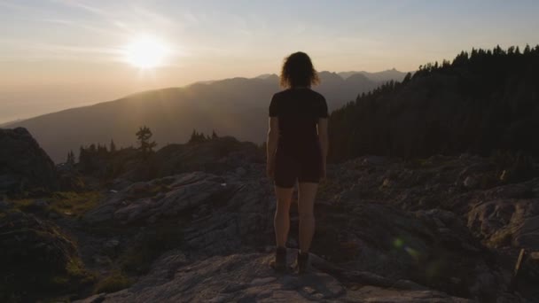 Caminhante Mulher Aventurosa Topo Paisagem Montanhosa Canadense Sunny Sunset Sky — Vídeo de Stock