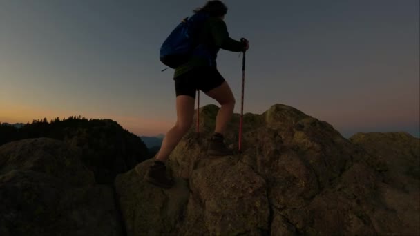 Abenteuerlustige Wanderin Auf Dem Gipfel Der Kanadischen Berglandschaft Sonniger Abendhimmel — Stockvideo