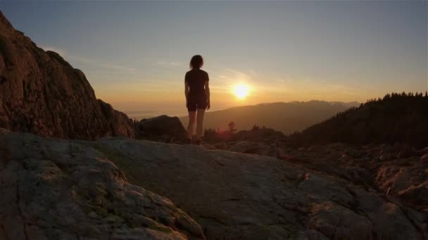 Kanada Dağ Manzarası Nın Tepesinde Maceracı Kadın Yürüyüşçüsü Güneşli Günbatımı — Stok video