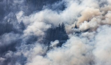 BC Orman Ateşi ve Duman, sıcak ve güneşli bir yaz gününde Umut 'un yakınındaki dağın üzerinde. British Columbia, Kanada. Vahşi yangın doğal afet