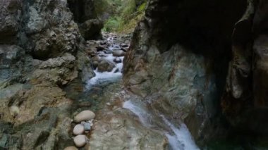 Taze su Kanada Doğa 'sında kayaların etrafından dökülüyor. Lynn Vadisi Kanyonları, Kuzey Vancouver, British Columbia, Kanada. 4k Sinema Yavaş Hareketi