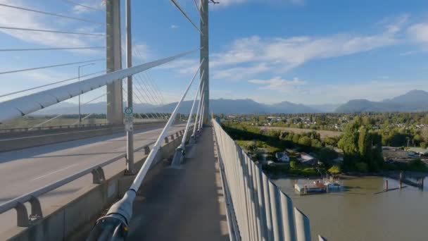 弗拉塞尔河上的金耳桥上的行人和自行车路 加拿大不列颠哥伦比亚省大温哥华Langley的Pitt Meadows 高质量的4K镜头 — 图库视频影像