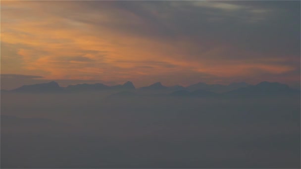 Kanadensiskt Bergslandskap Stilla Havets Västkust Dramatisk Solnedgång Och Hazy Smoky — Stockvideo