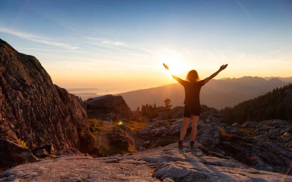 カナダの山の風景の上に冒険的な女性ハイカー 晴れた日没の空 カナダのブリティッシュコロンビア州バンクーバー近くのシーモア山の頂上 アドベンチャートラベルコンセプト — ストック写真