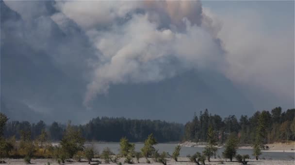 在阳光明媚的炎炎炎夏日 不列颠哥伦比亚省森林大火和烟雾笼罩着希望附近的高山 不列颠哥伦比亚省 加拿大 野火自然灾害 慢动作 — 图库视频影像