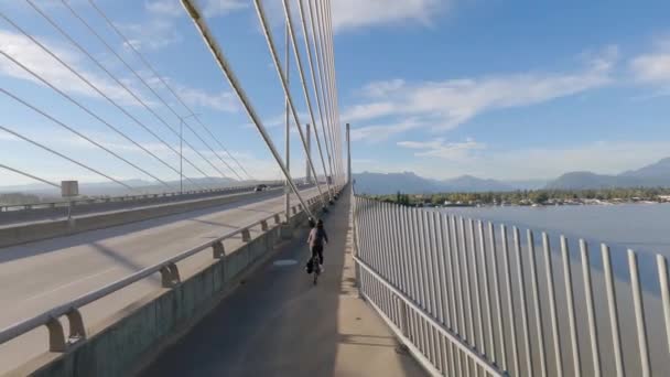 Woman Bike Rider Cykelväg Över Golden Ears Bridge Över Fraser — Stockvideo