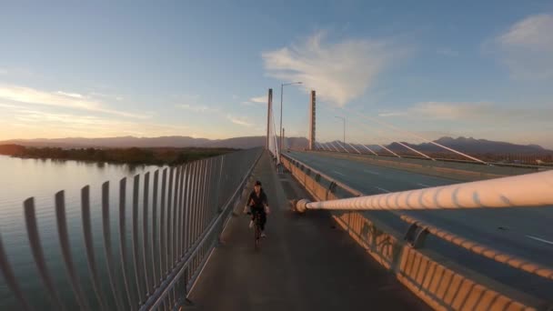 Vrouw Fietsen Een Fietspad Golden Ears Bridge Fraser River Zonsondergang — Stockvideo