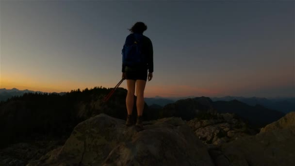Kanada Dağ Manzarası Nın Tepesinde Maceracı Kadın Yürüyüşçüsü Güneşli Günbatımı — Stok video