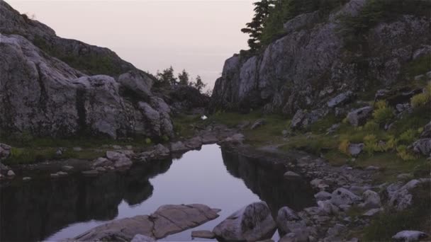 Lago Vibrantes Árboles Verdes Cima Del Paisaje Montañoso Canadiense Sunny — Vídeos de Stock