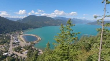Kanada Dağ manzaralı göl kıyısında küçük bir turistik kasaba. Güneşli bir yaz günü. Harrison Kaplıcaları, British Columbia, Kanada.