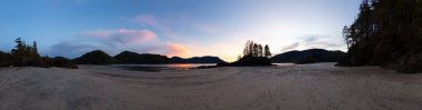 Pasifik Okyanusu Sahili Panoramik Manzarası 'ndaki kumsal. Günbatımı Gökyüzü. San Josef Körfezi, Scott Burnu İl Parkı, Kuzey Vancouver Adası, BC, Kanada. Kanada Doğa Arkaplanı Panoraması