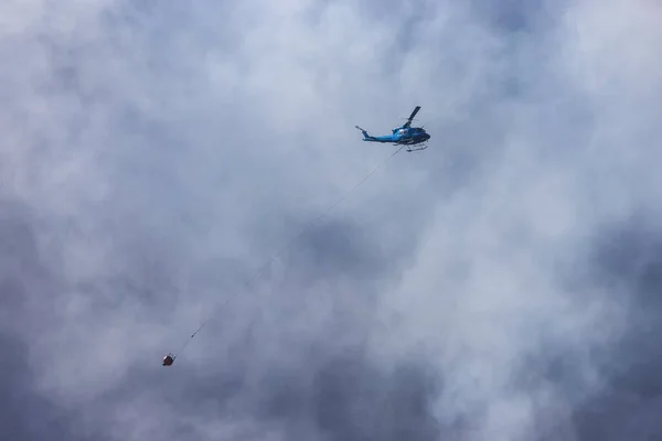 Wildfire Service Helicóptero Volando Sobre Forest Fire Smoke Montaña Cerca — Foto de Stock