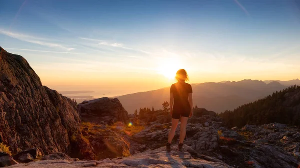 Äventyrlig Kvinna Vandrare Toppen Kanadensiska Mountain Landskap Sunny Sunset Sky — Stockfoto