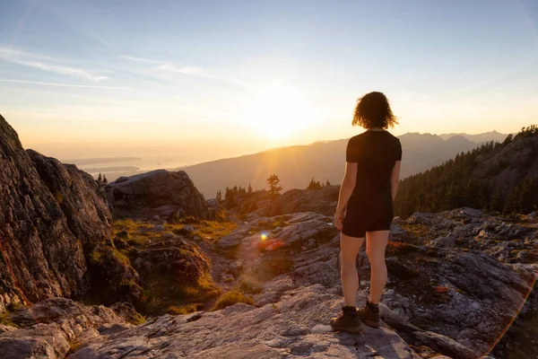 Dobrodružná Žena Turistka Vrcholu Kanadské Horské Krajiny Sunny Sunset Sky — Stock fotografie