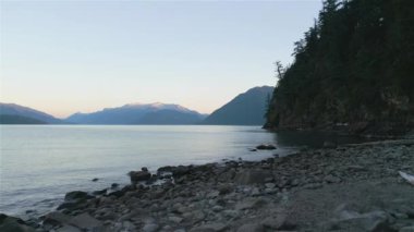 Rocky Shore ve Kanada Dağ Manzarası Harrison Gölü 'nde. Güneşli Sabah Gündoğumu. British Columbia, Kanada. Doğa Arkaplan Panoraması