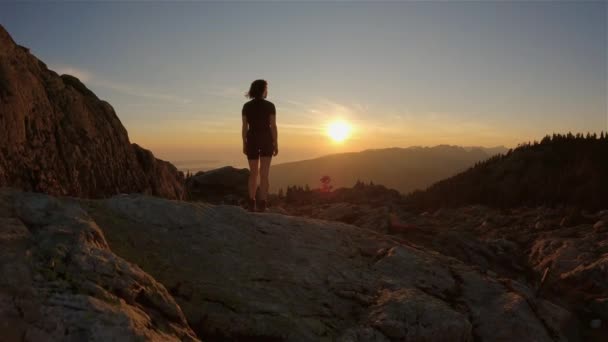 Mujer Aventurera Excursionista Cima Del Paisaje Montaña Canadiense Sunny Sunset — Vídeos de Stock