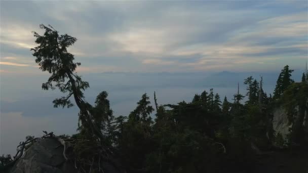 太平洋の西海岸にあるカナダの山の風景 劇的な夕日とヘイジースモーキースカイ カナダのブリティッシュコロンビア州バンクーバー近くのセント マークス サミット 自然背景 シネマティック — ストック動画