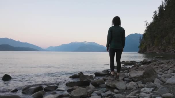 Adventure Travel Woman Pie Harrison Lake Durante Sunny Summer Morning — Vídeo de stock